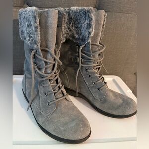 AEROSOLES Gray Suede and Faux-Fur Lace-Up Winter Boots Size 5